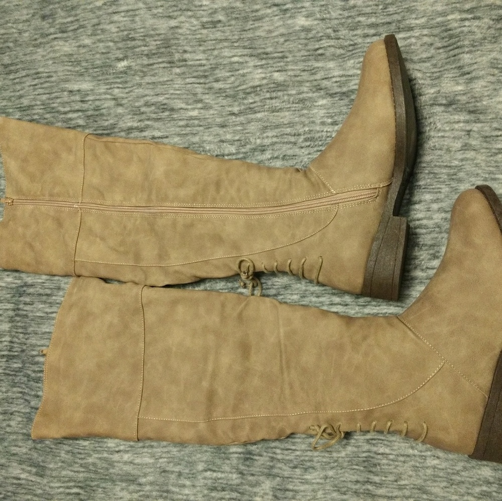 Qupid Plateau Taupe Distressed Boots Size 9